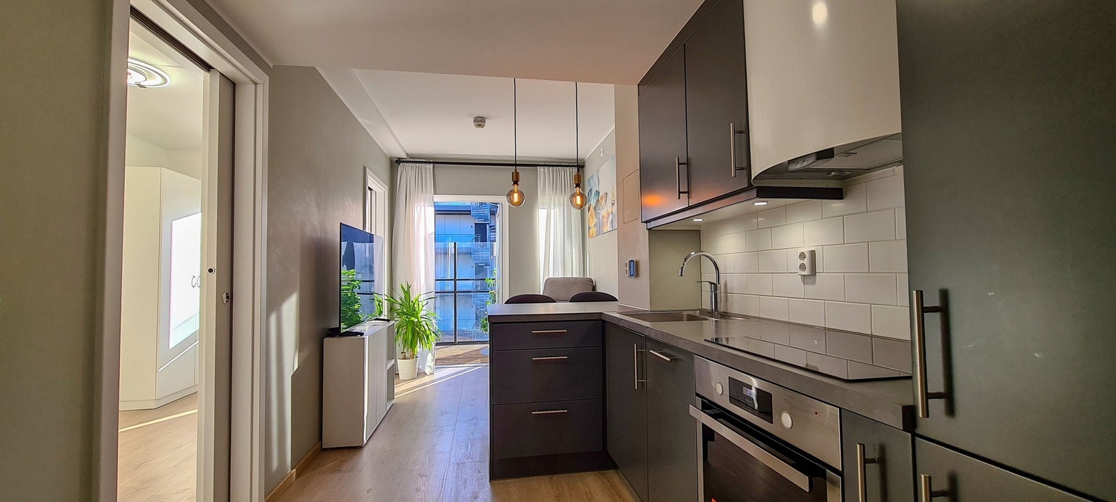 Rikelig med naturlig lys som strømmer gjennom hele leiligheten. Galleribilde