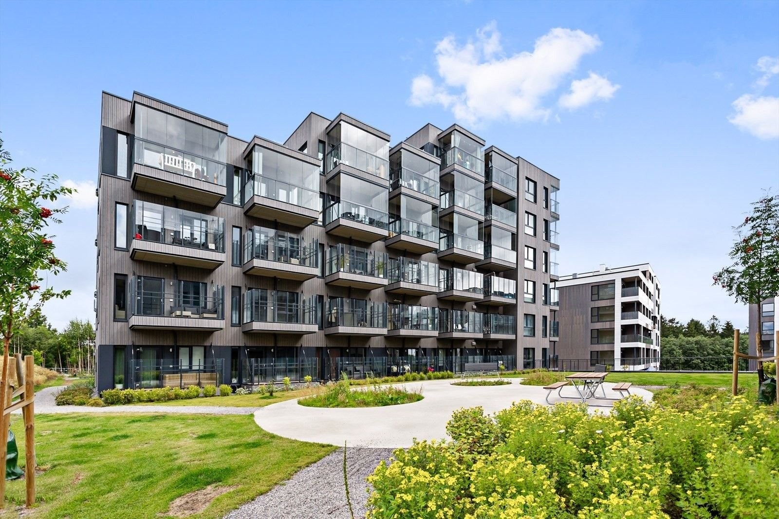 Velkommen til Døliringen 39, Jessheim – en flott og moderne 2-roms selveierleilighet fra 2021. Leiligheten ligger i byggets 3. etasje Galleribilde