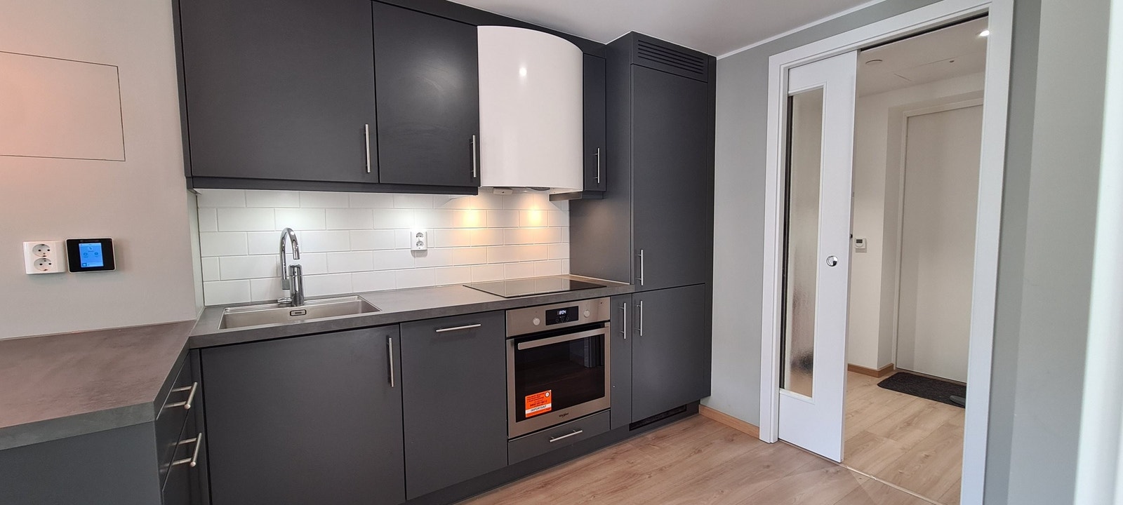 Kjøkkenet har moderne innredning, integrerte hvitevarer og god arbeidsflate. Galleribilde