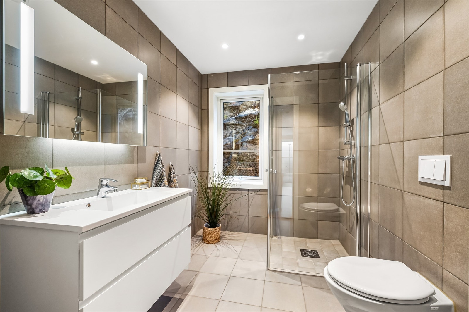 Bad/vaskerom med dusj Galleribilde