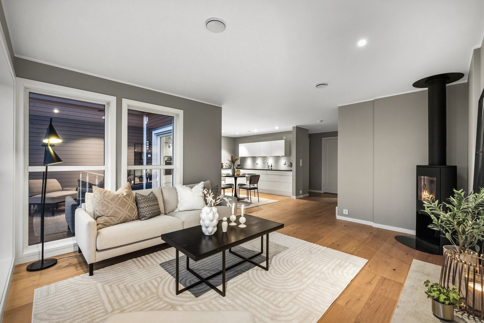 Stue med peis for mørke vinterkvelder Galleribilde