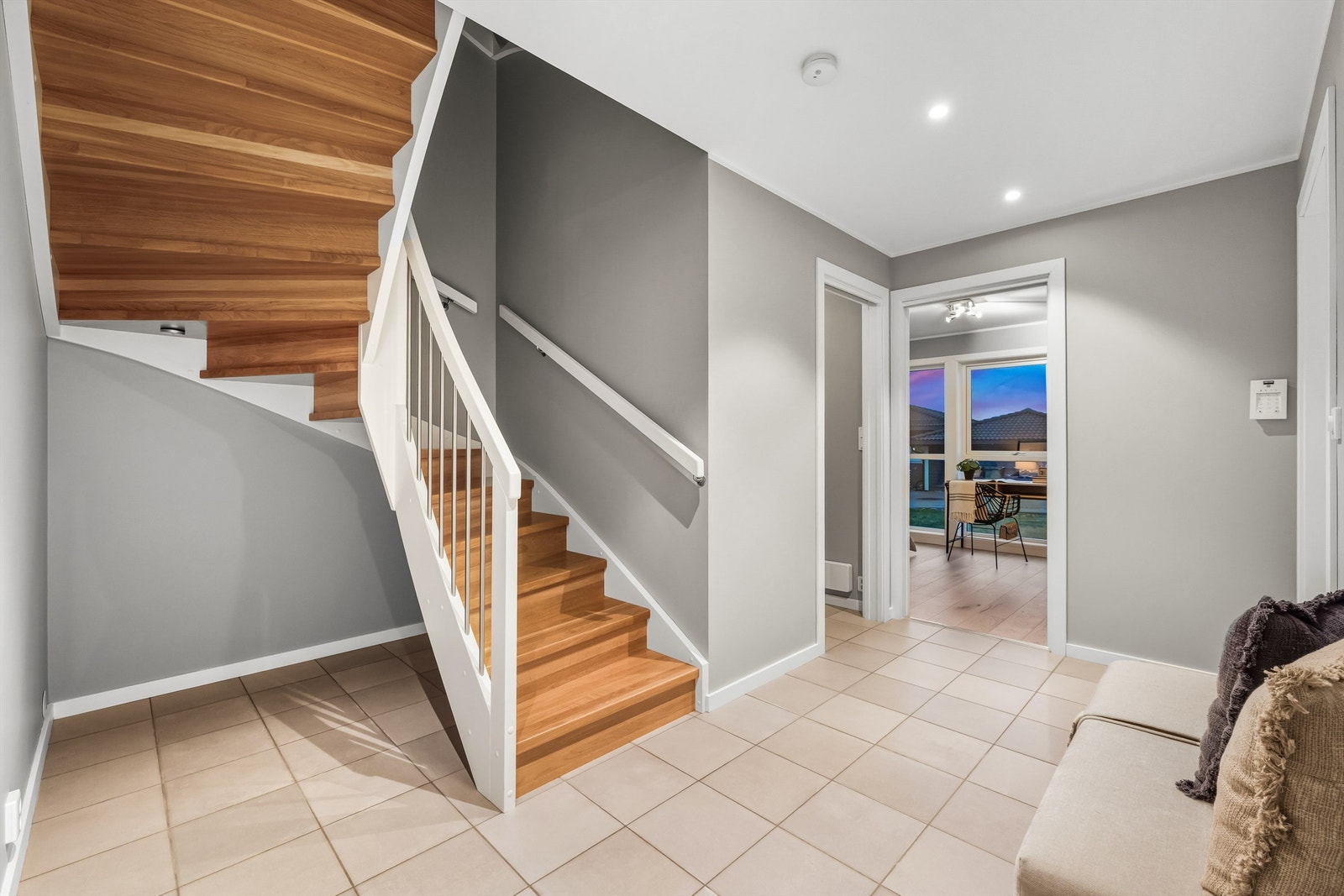 Romslig entre og flott trapp Galleribilde