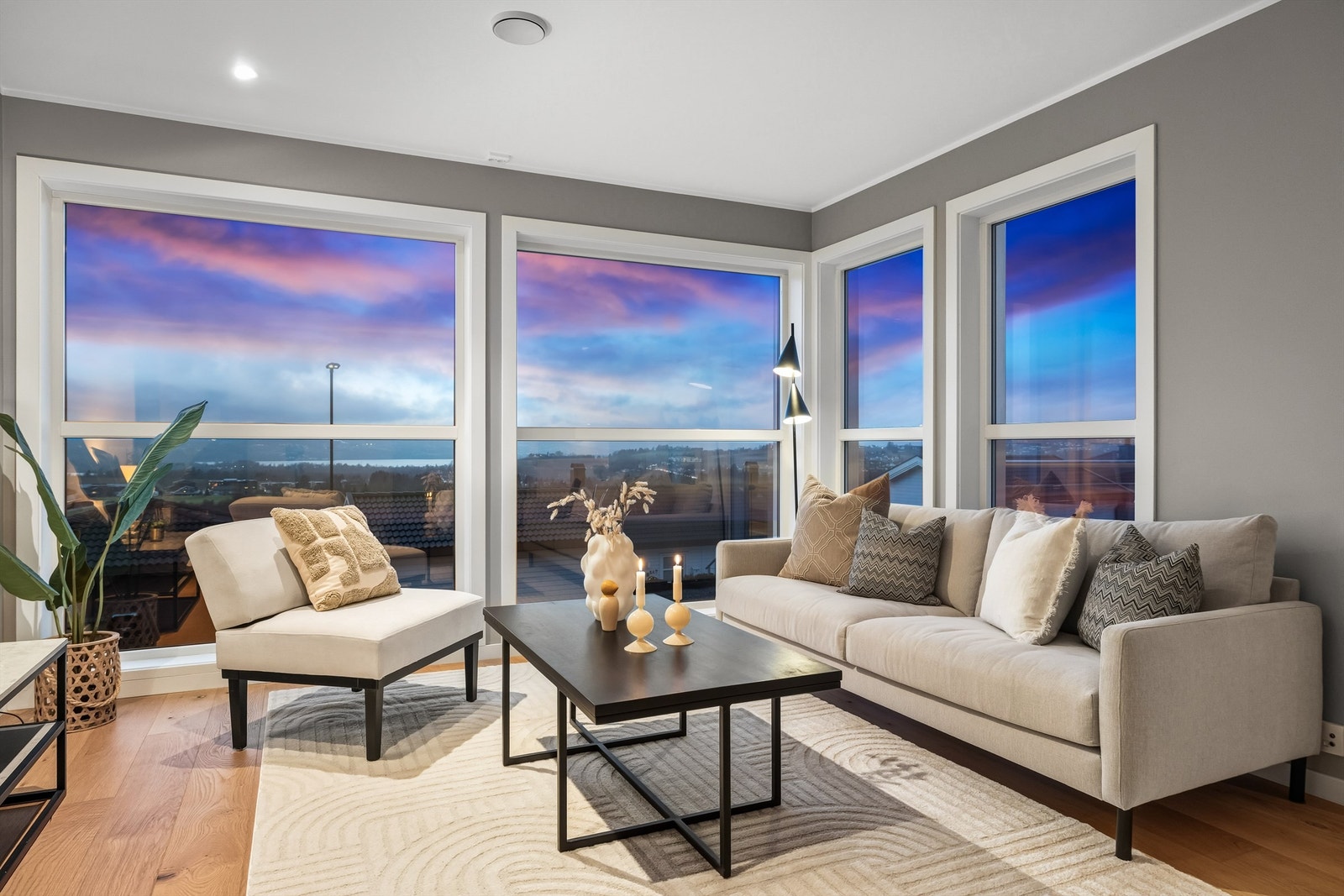 Store vindusflater mot utsikten Galleribilde