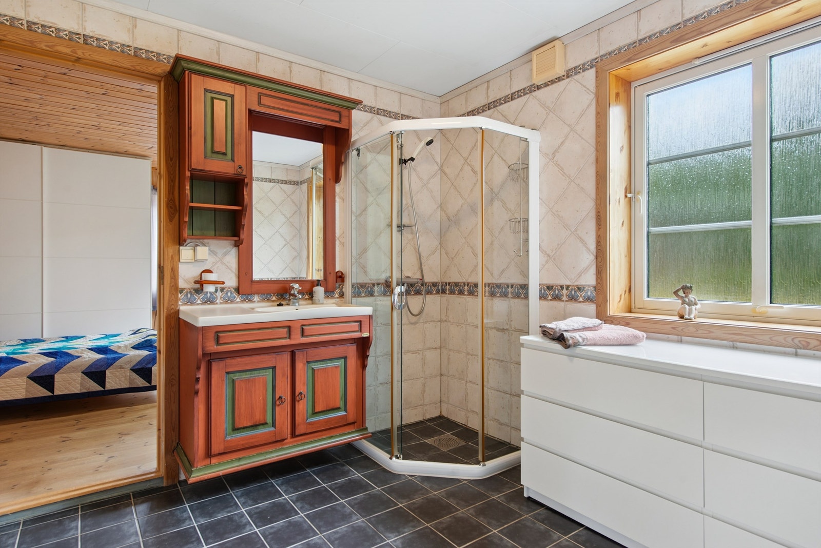 Badet ble bygget i 2001 og har fliser på gulv og vegger, samt folierte himlingsplater. Galleribilde