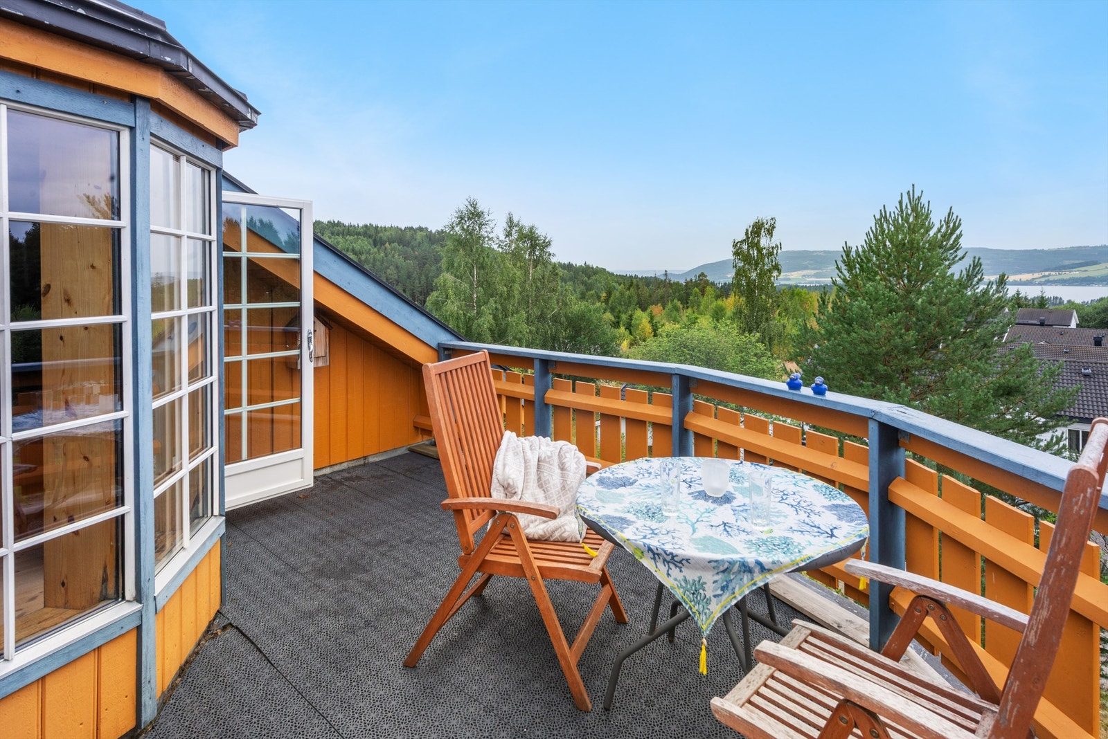 Fra stuen i andre etasje er det utgang til en takterrasse på 12m². Herfra kan man nyte den nydelige utsikten! Galleribilde