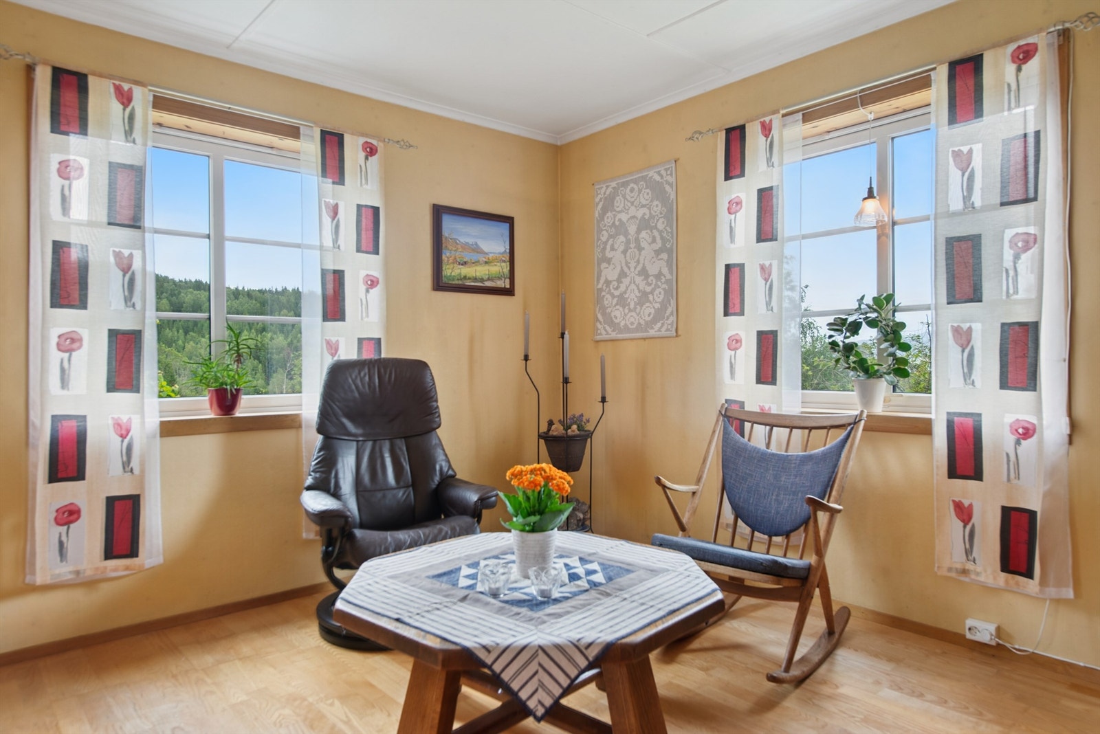 Stuene gir gode møbleringsmuligheter med fin plass for både sofagrupper og sittegrupper. Galleribilde