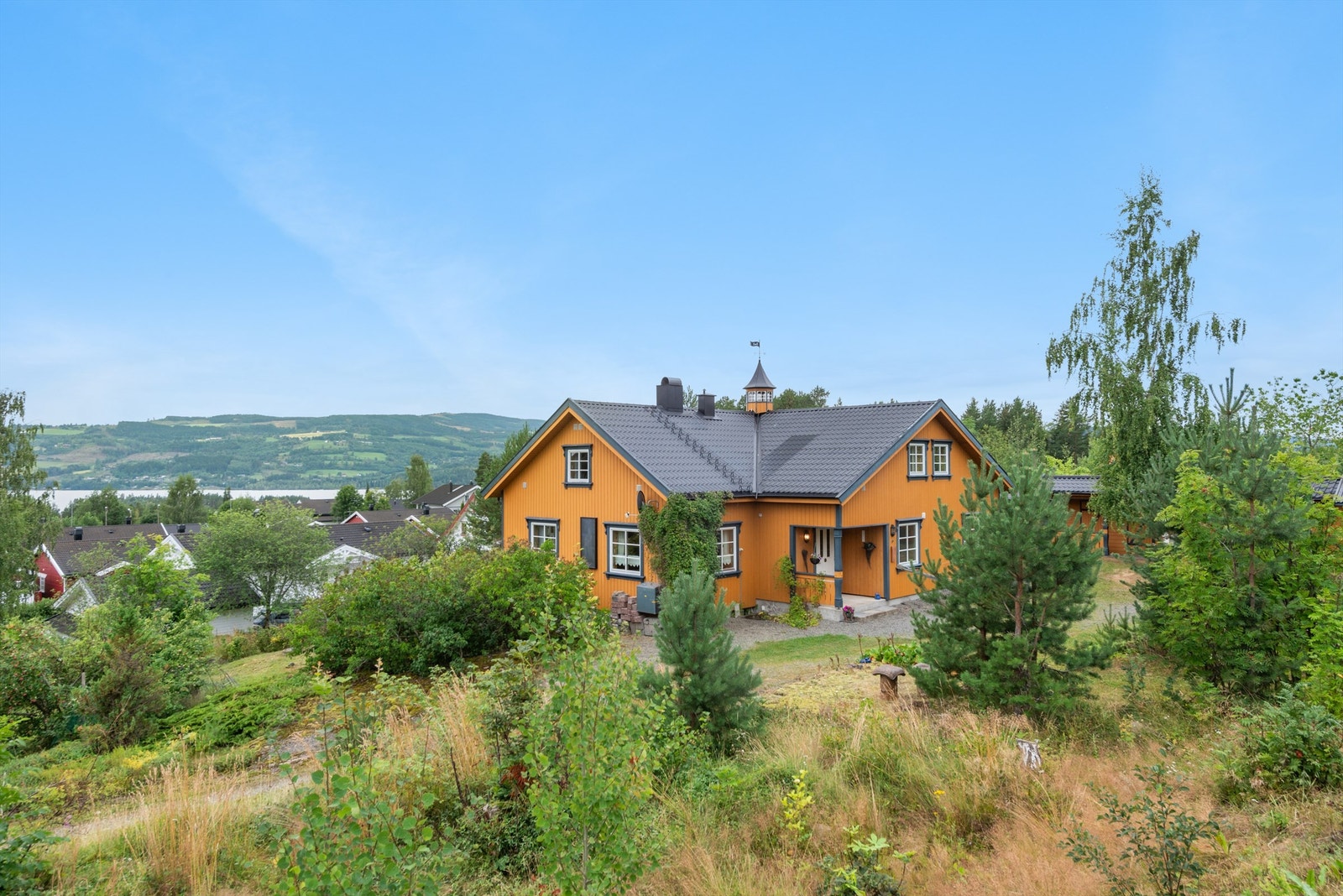 Her bor man solrikt og luftig med utsyn mot Mjøsa, og med flotte turområder like utenfor inngangsdøren. Galleribilde