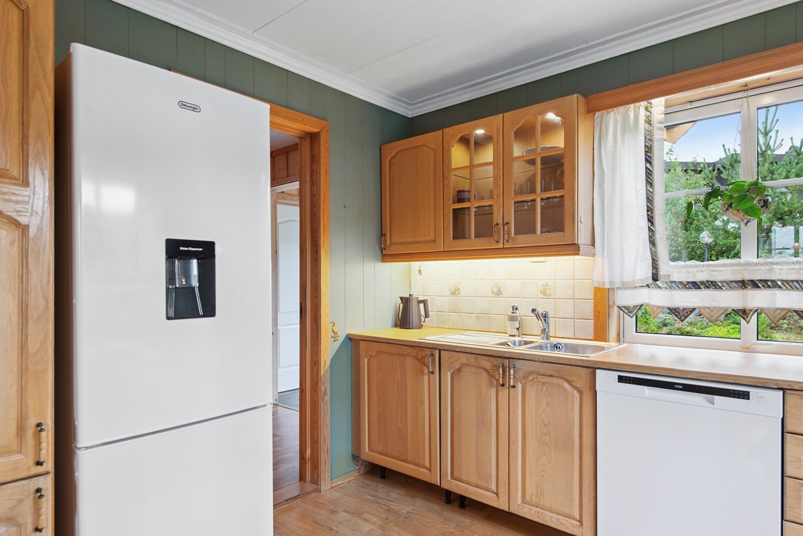 Det er god skap og benkeplass i kjøkkeninnredningen. Galleribilde