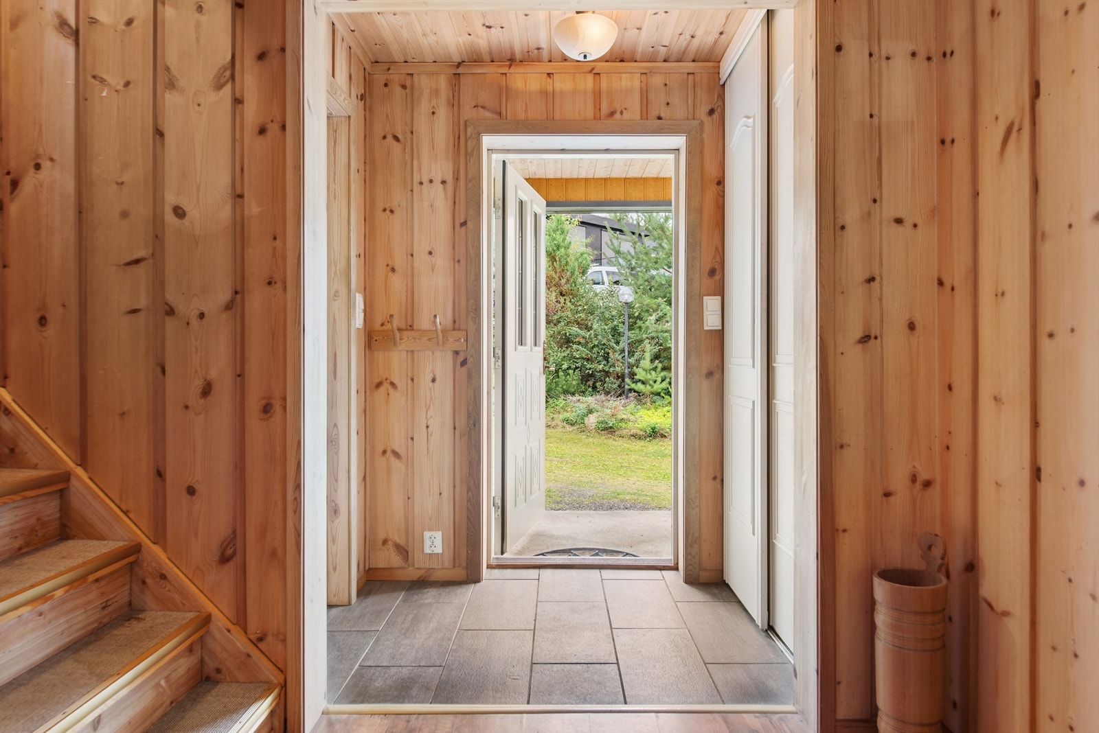 Entré med god oppbevaringsplass for yttertøy og sko i skyvedørsgarderoben. Galleribilde