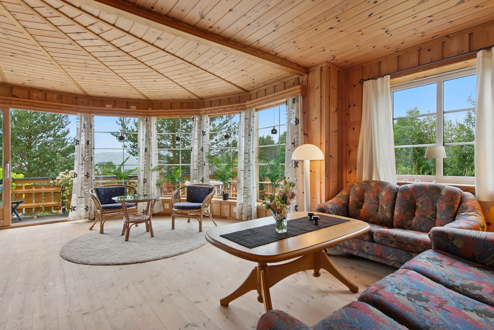 I hovedetasjen finner man entré, gang med trapp, kjøkken, stue, spisestue, peisestue, bad og soverom. Galleribilde