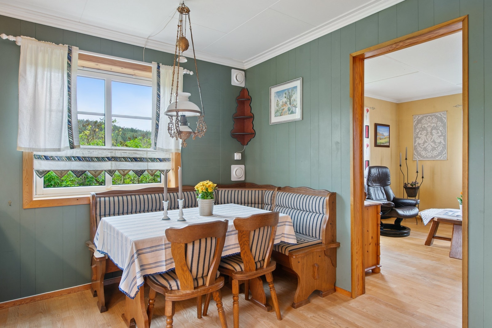 Kjøkkenet har også fin plass for en spisegruppe ved vinduet. Galleribilde