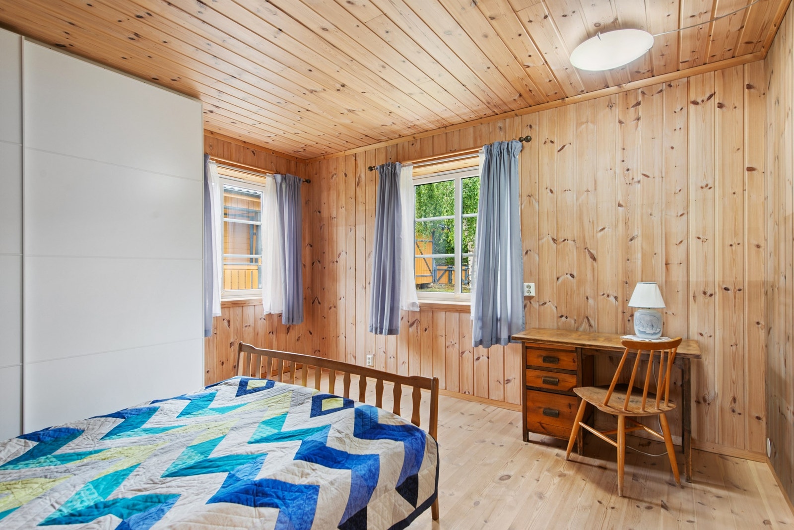 Soverommet har god plass for dobbeltseng og garderobeløsning Galleribilde