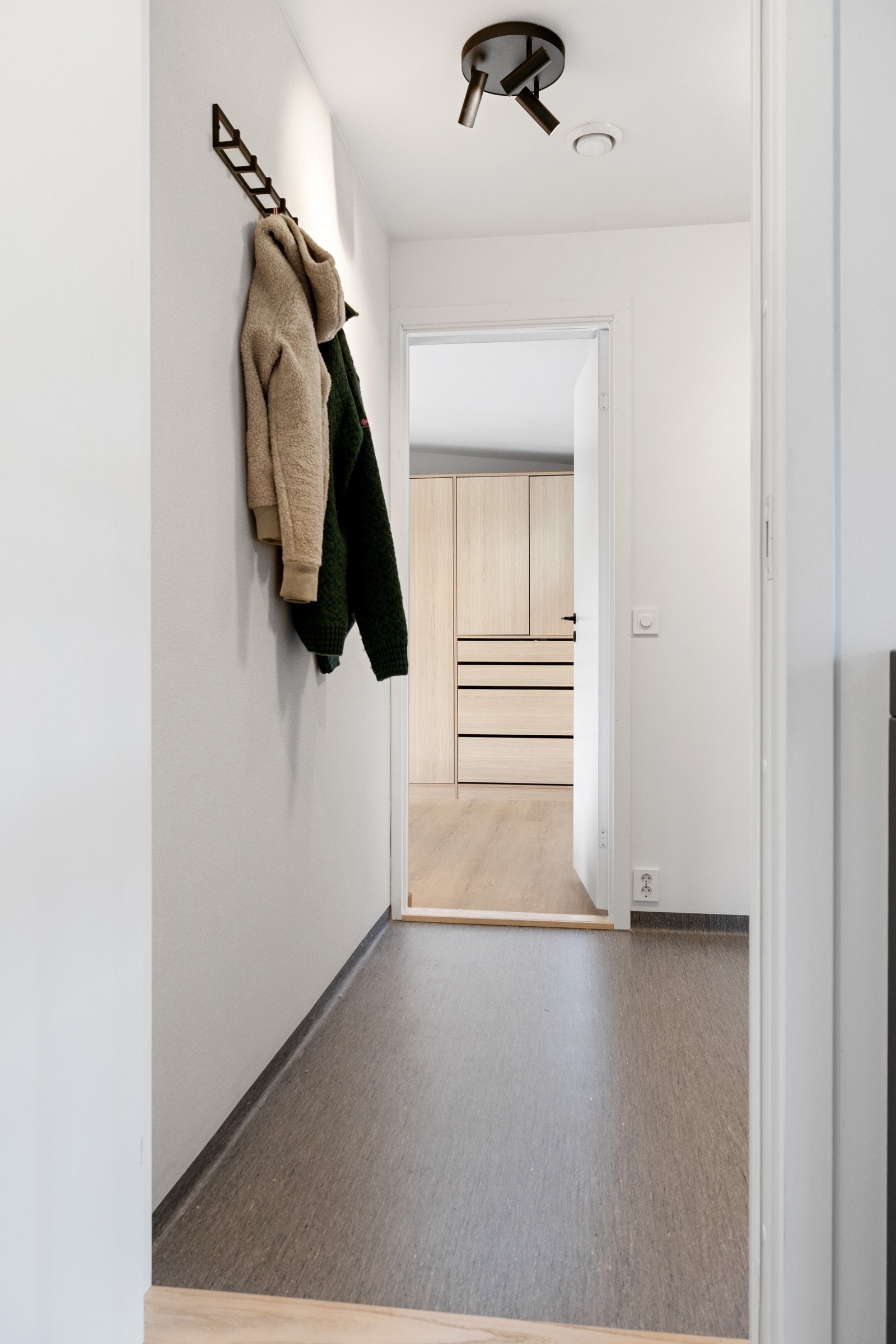 Fra gangen ved trappen så er det inngang til vaskerom, som fører videre til hovedsoverommet. Galleribilde