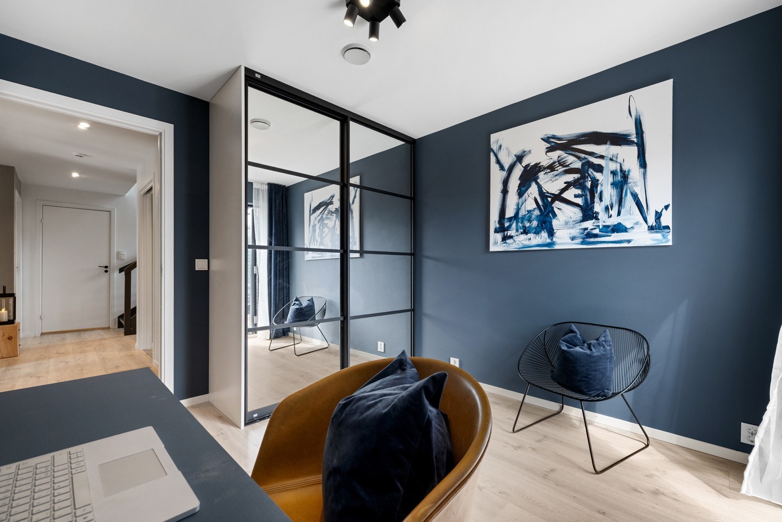 Her er god plass til møblering og her er en flott skyvedørsgarderobe fra LEBA. Galleribilde