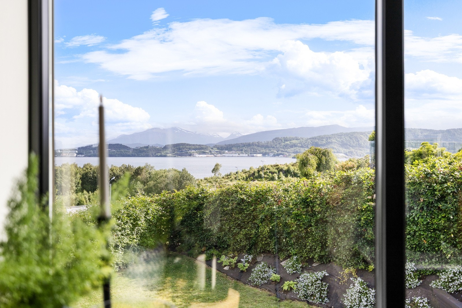 Eiendommen ligger på flott tomt med gode sol- og utsiktsforhold i Hovlia. Galleribilde