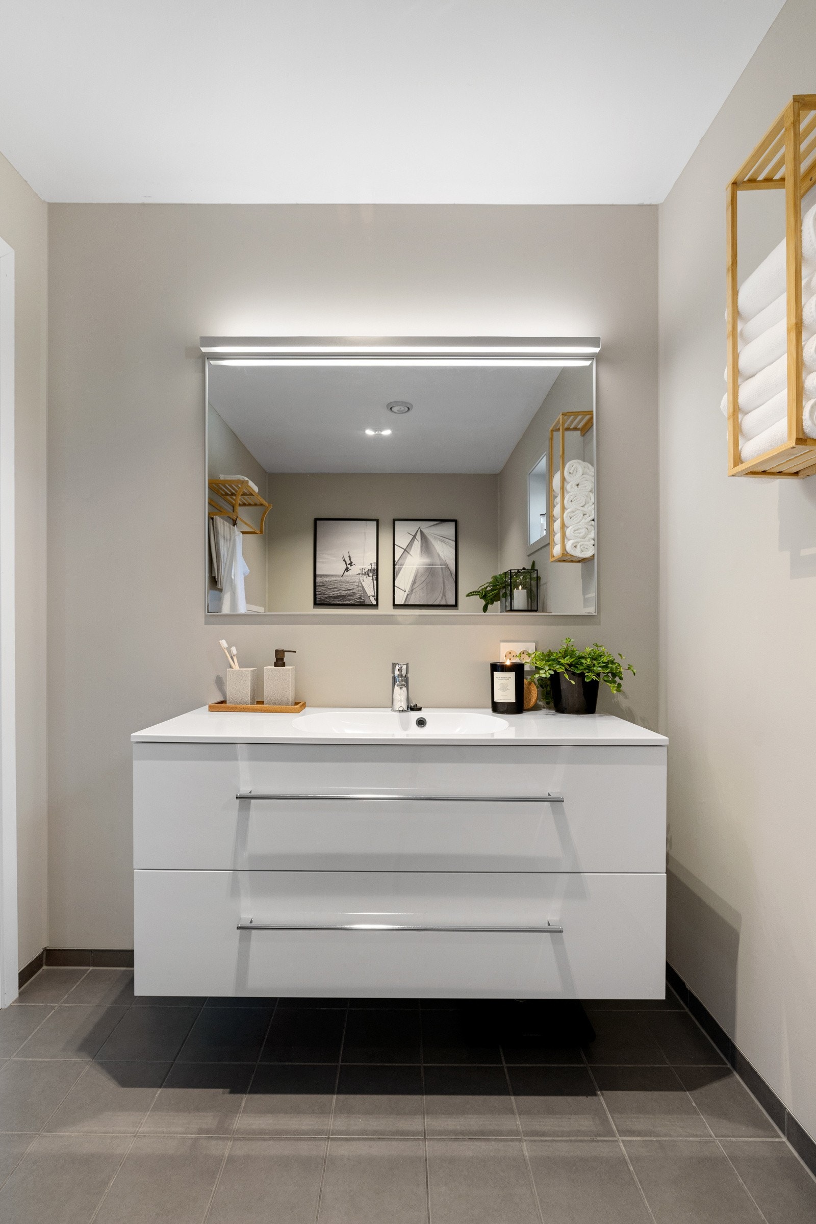 Stor innredning med speil med lys over. Galleribilde