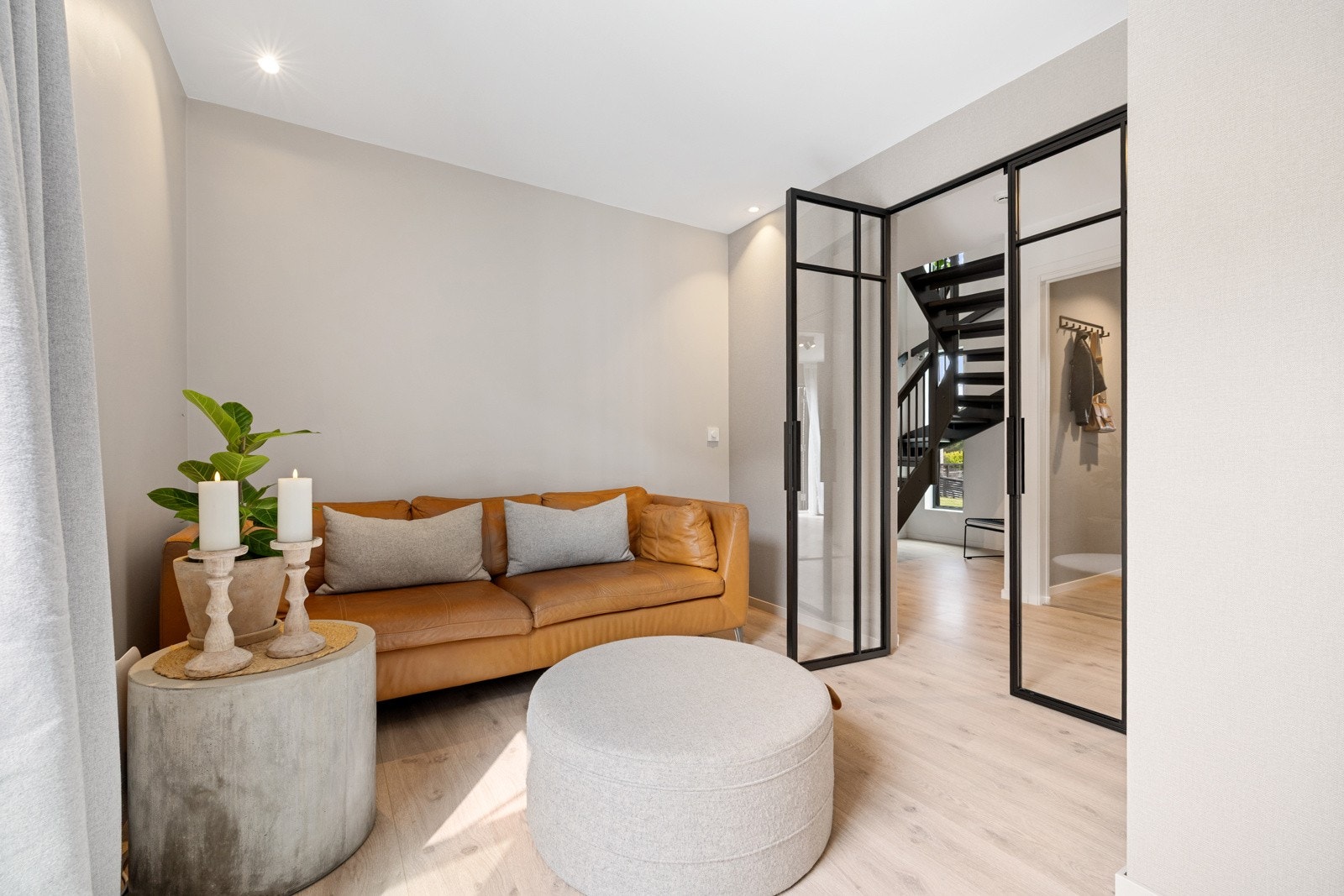 Legg merke til den flotte smijernsdøren med glass. Galleribilde