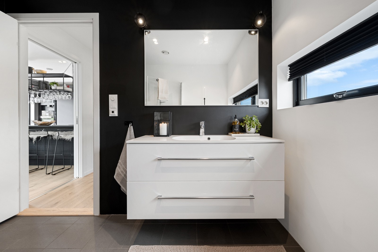 - og innredning med servant med speil over. Galleribilde