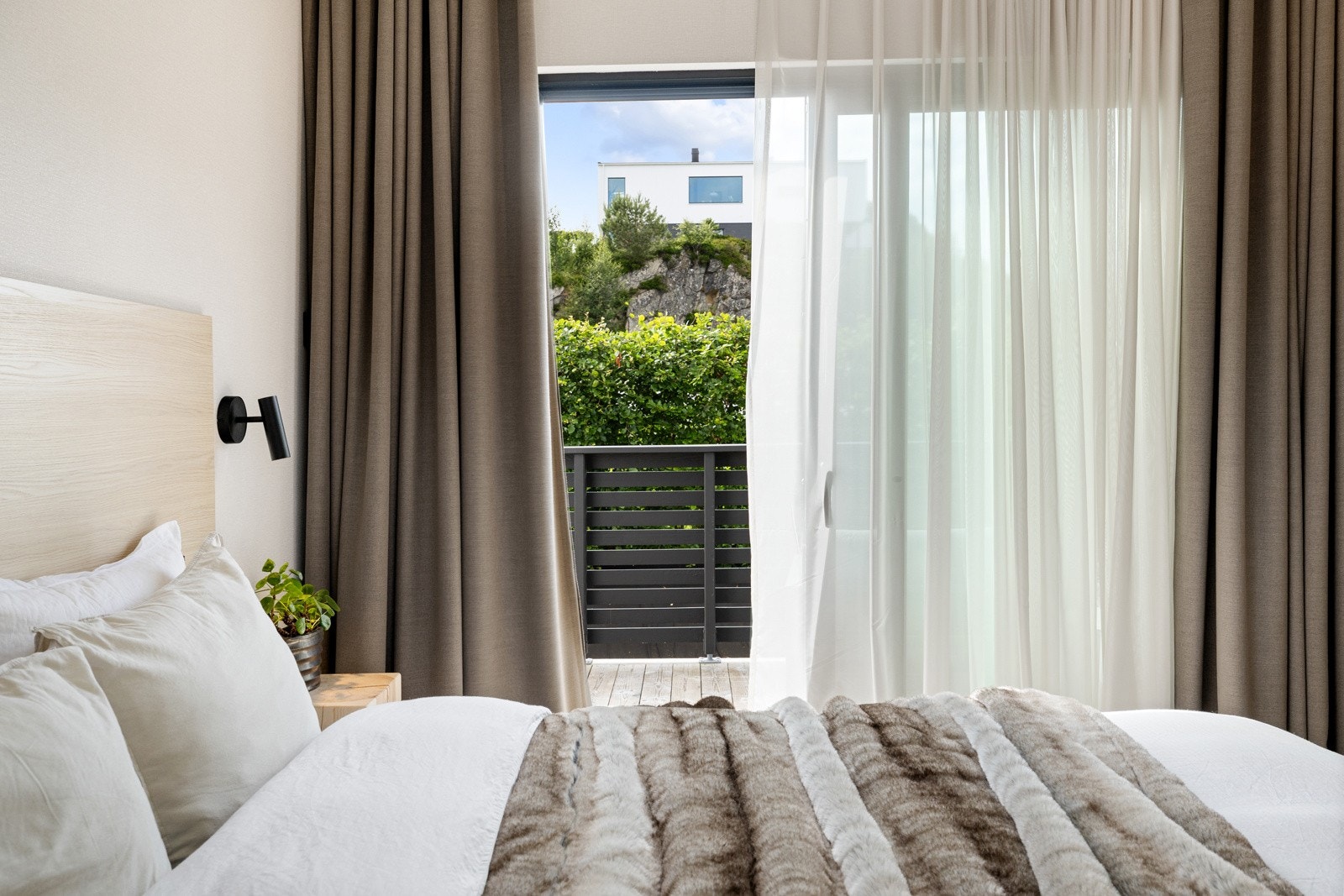 Verandadøren som har store vindusflater gir et fin lysinnslipp til rommet. Galleribilde