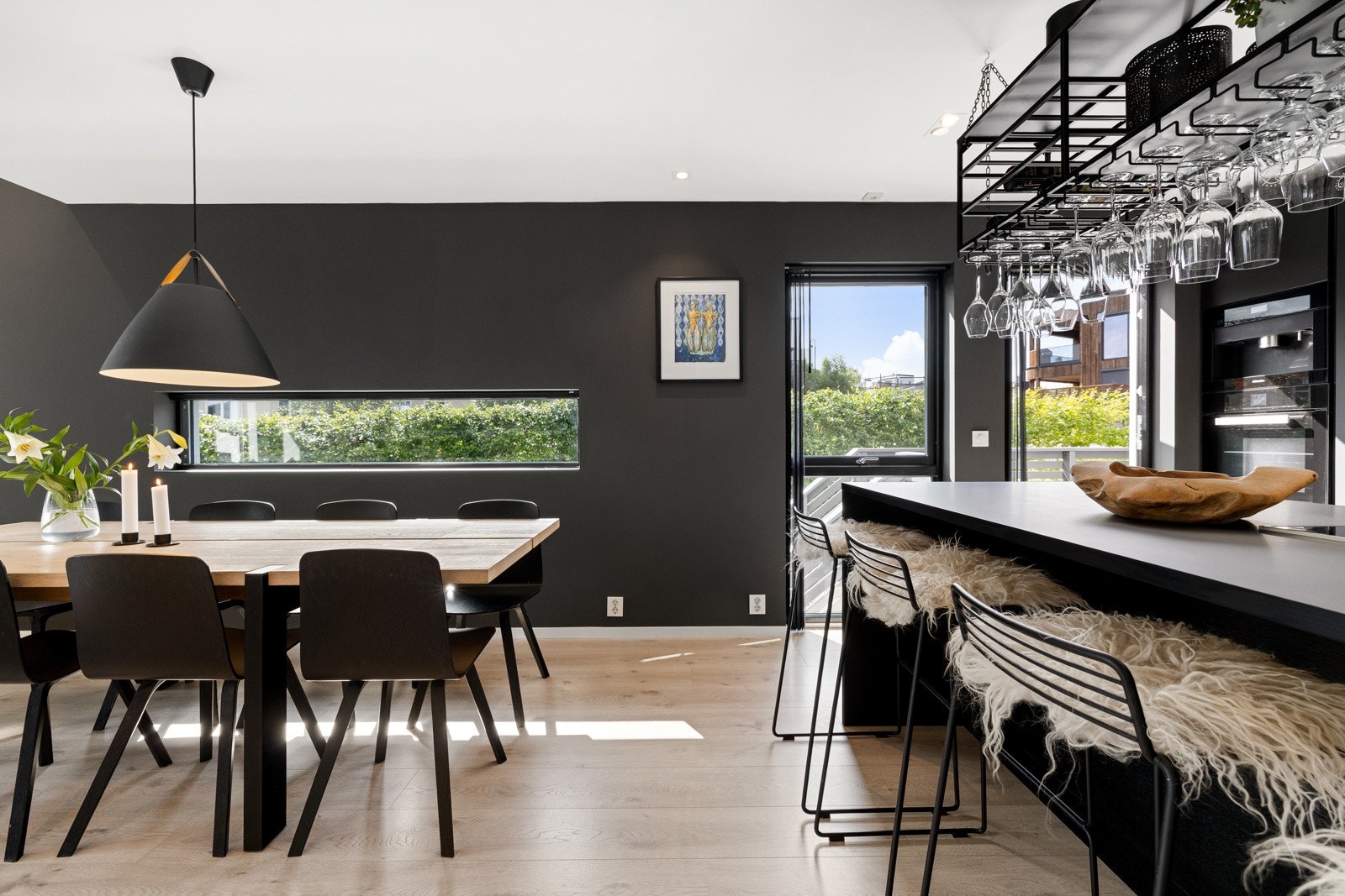 Det er i tillegg til barløsning med kjøkkenøyen, god plass til spisestue. Galleribilde