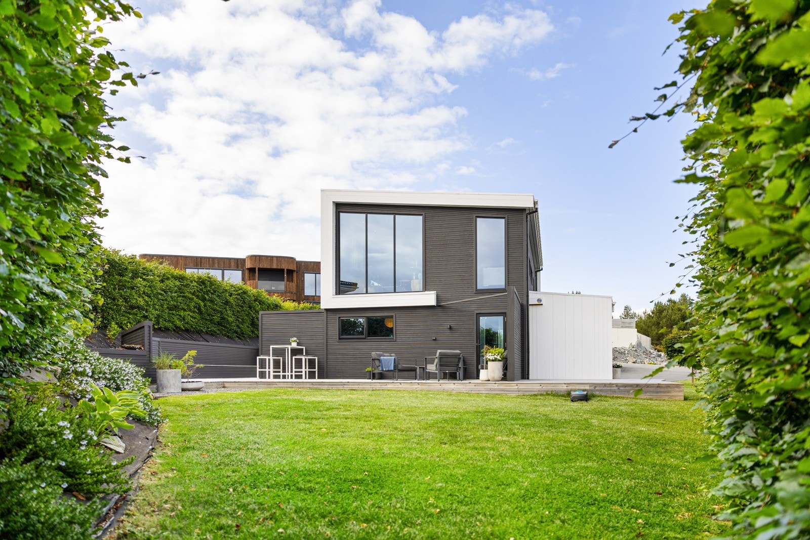 Tomten er romslig og er innbydende med plen, terrasser og en flott bøkehekk som omkranser det hele. Galleribilde