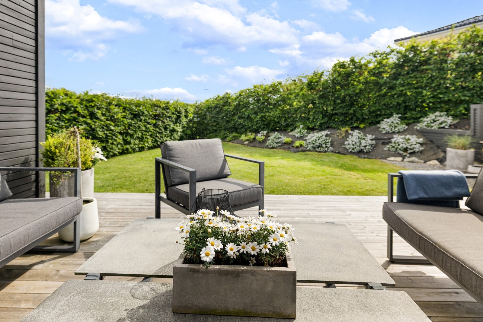 Her sitter man helt skjermet - hekken gir en veldig fin innramming av tomten. Galleribilde