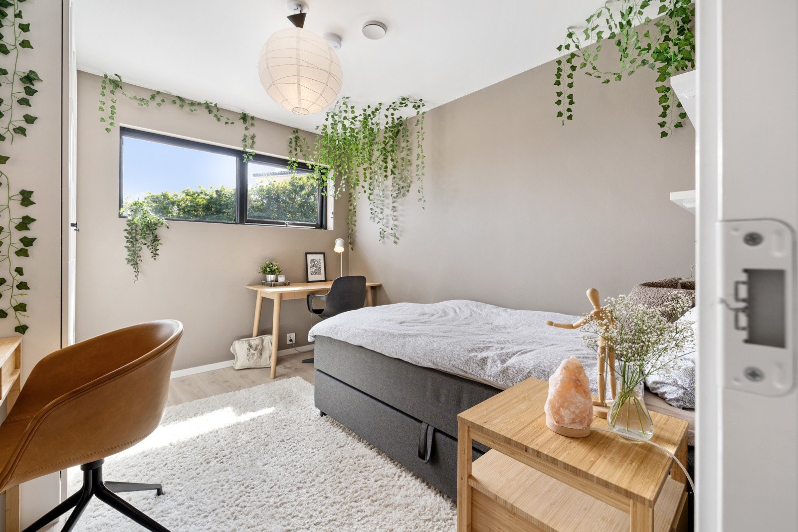 Soverom nummer to er også pent innredet. Her er et lyst, men lunt fargevalg. Galleribilde