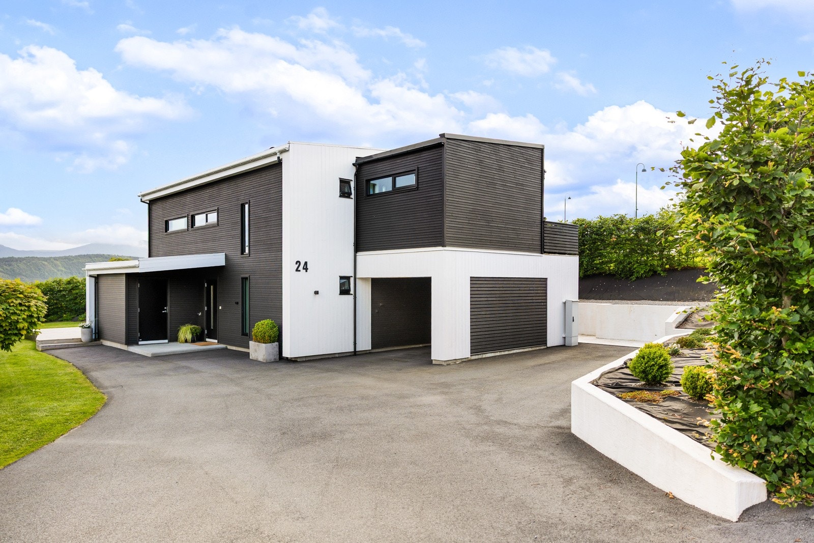 En ryddig og fin gårdsplass med god plass til både lek og parkering Galleribilde