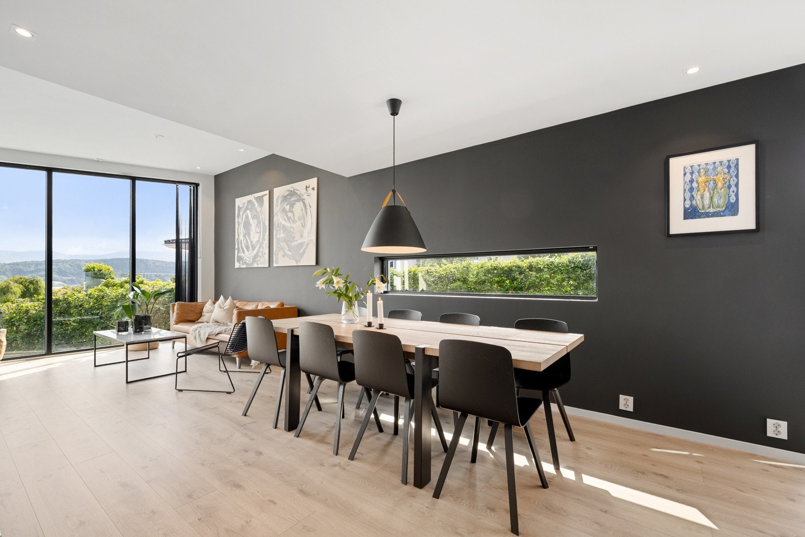 Den sotre kontrastveggen understreker den gode takhøyden og gir den ekstra effekt. I front så er det åpen himling og en vill takhøyde - dette gir mye dagslys inn til rommet. Galleribilde