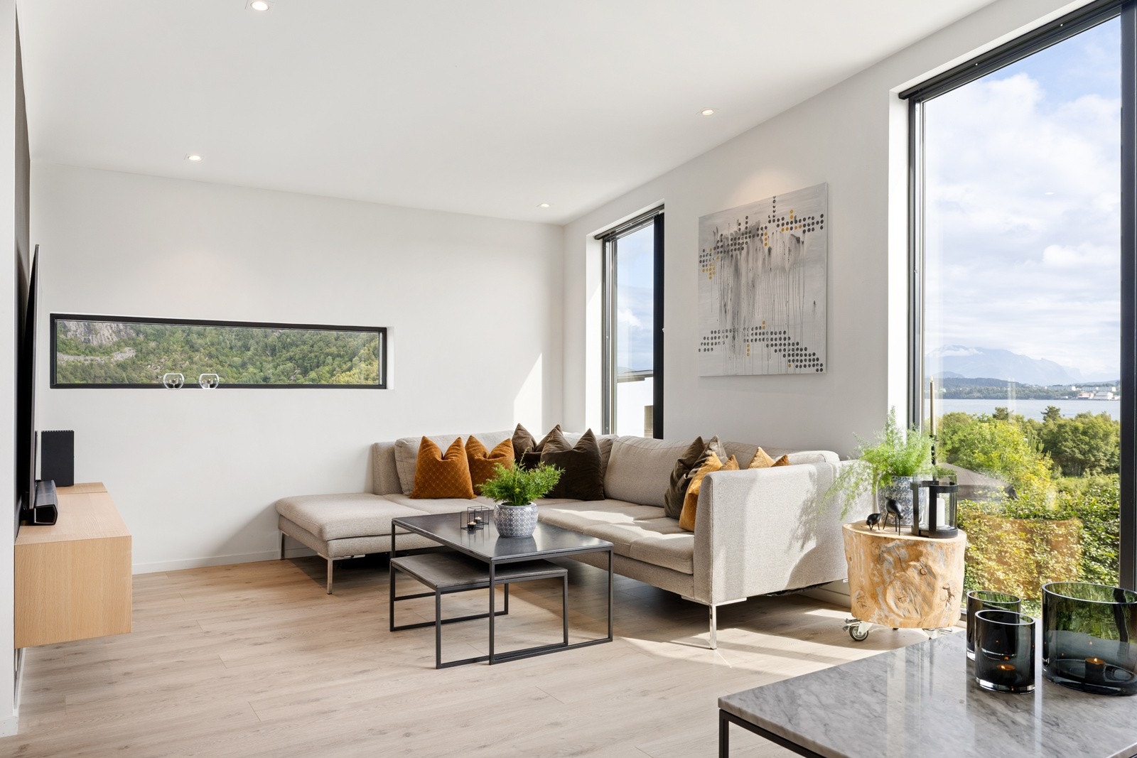 Stuen går i en vinkel - noe som gjør at man får flere naturlige soner. Her får man en kjempefin tv-krok. Galleribilde