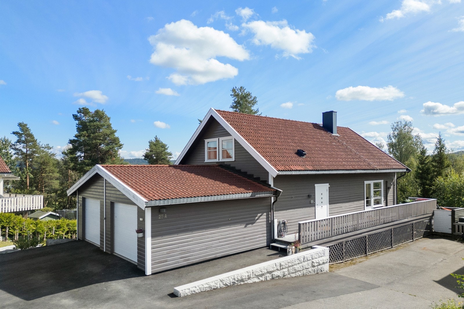 Ny asfalt ble lagt i fjor. Parkering i halvpart av garasjen - el.bil-lader er montert. Stor bod under garasjen. Galleribilde