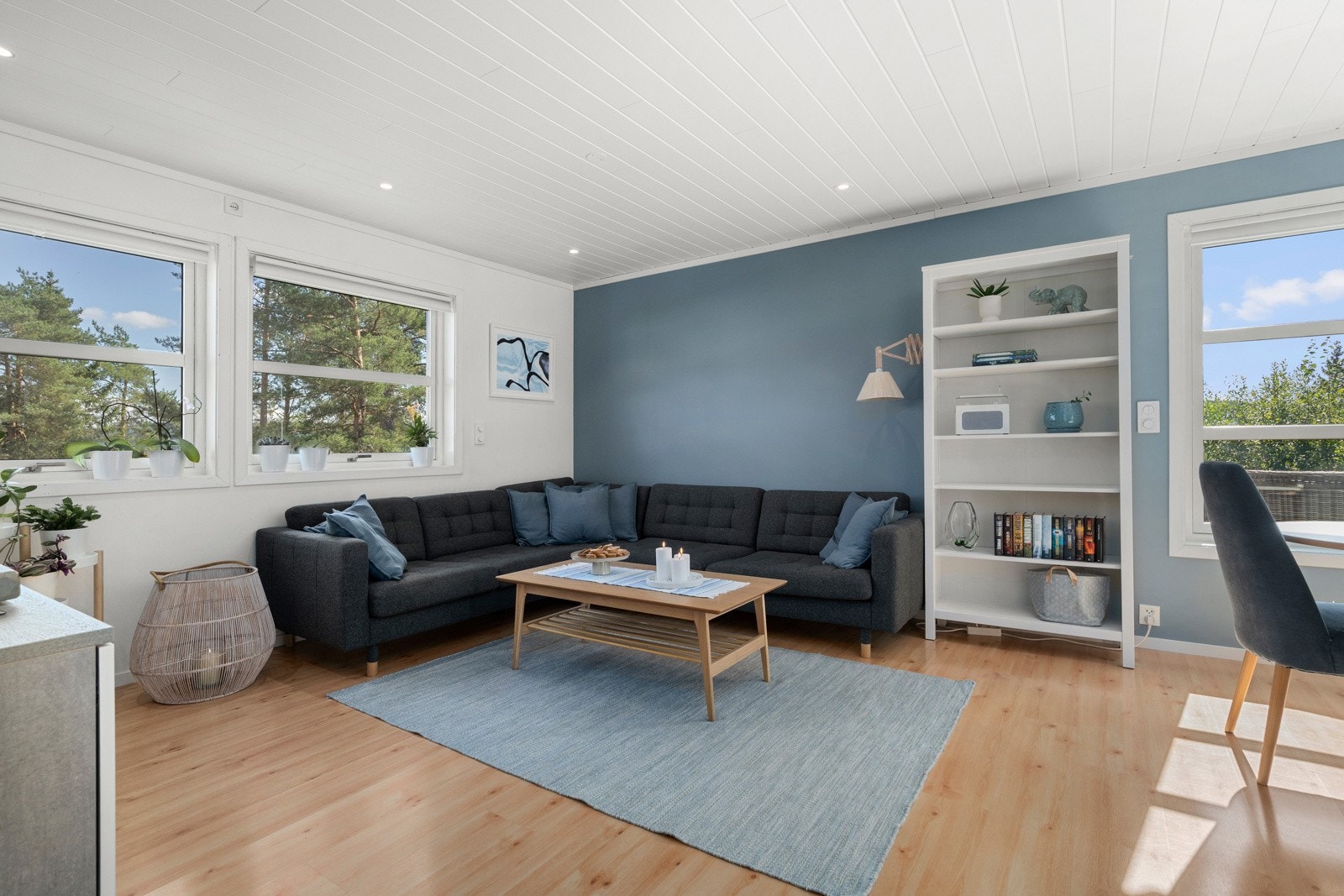 Boligen har en romslig stue med en naturlig soneinndeling og god plass til sofagruppe og spisebord. Galleribilde