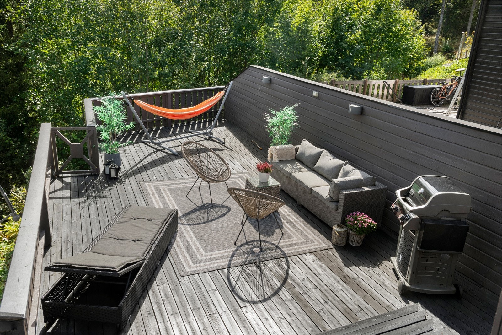 Uteplassen vender mot rolig og skjermet skogholt og har minimalt med innsyn. Terrassen er på hele 72 kvm. Galleribilde