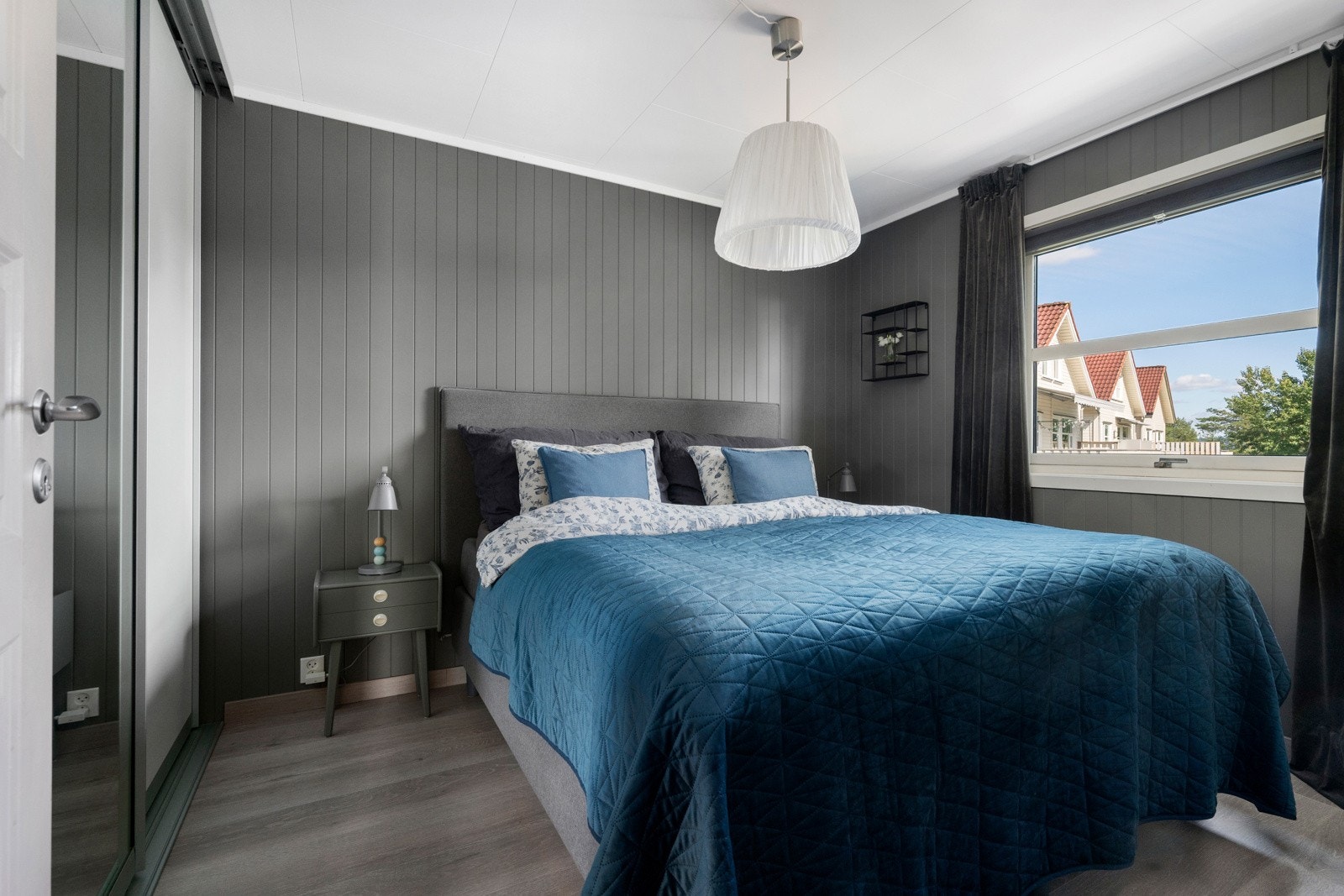 Soverom på ca. 11 kvm med skyvedørsgarderobe fra 2018. Galleribilde