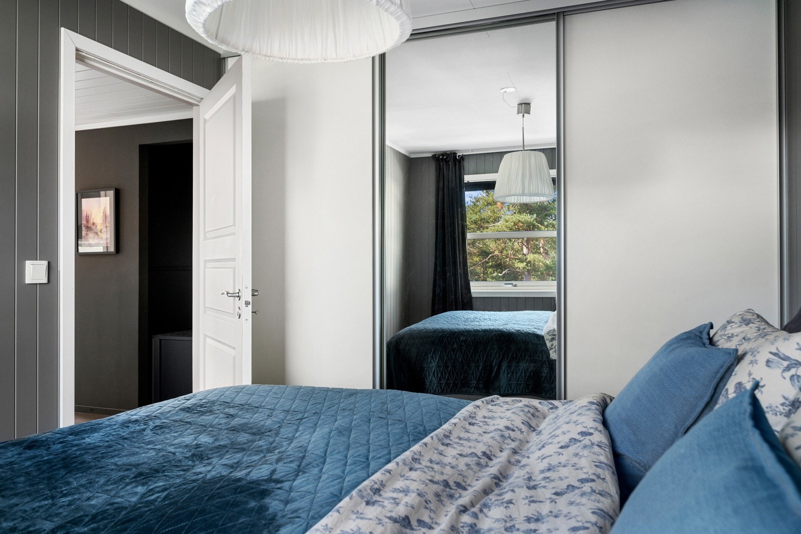 Oppusset i 2018 med nytt laminatgulv, vegger, malt tak og ny skyvedørsgarderobe. Galleribilde