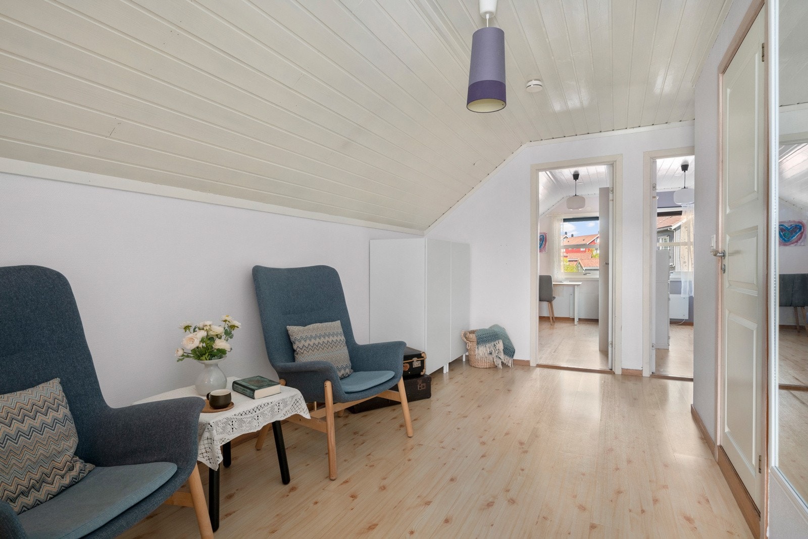 Oppe ligger en romslig trappegang/stue med plass til sittegruppe, oppbevaring, hjemmekontor eller leker. Alt etter behov. Galleribilde