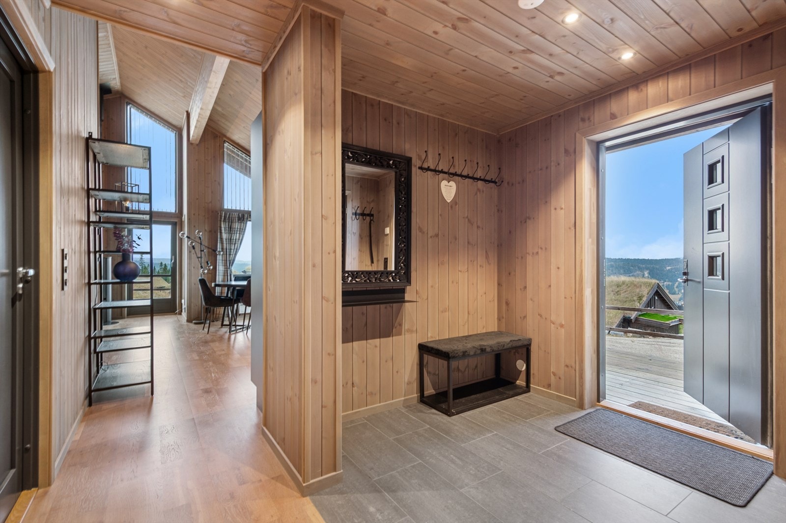 Lys og innbydende gang med direkte adkomst til stue og oppholdsrom. Galleribilde