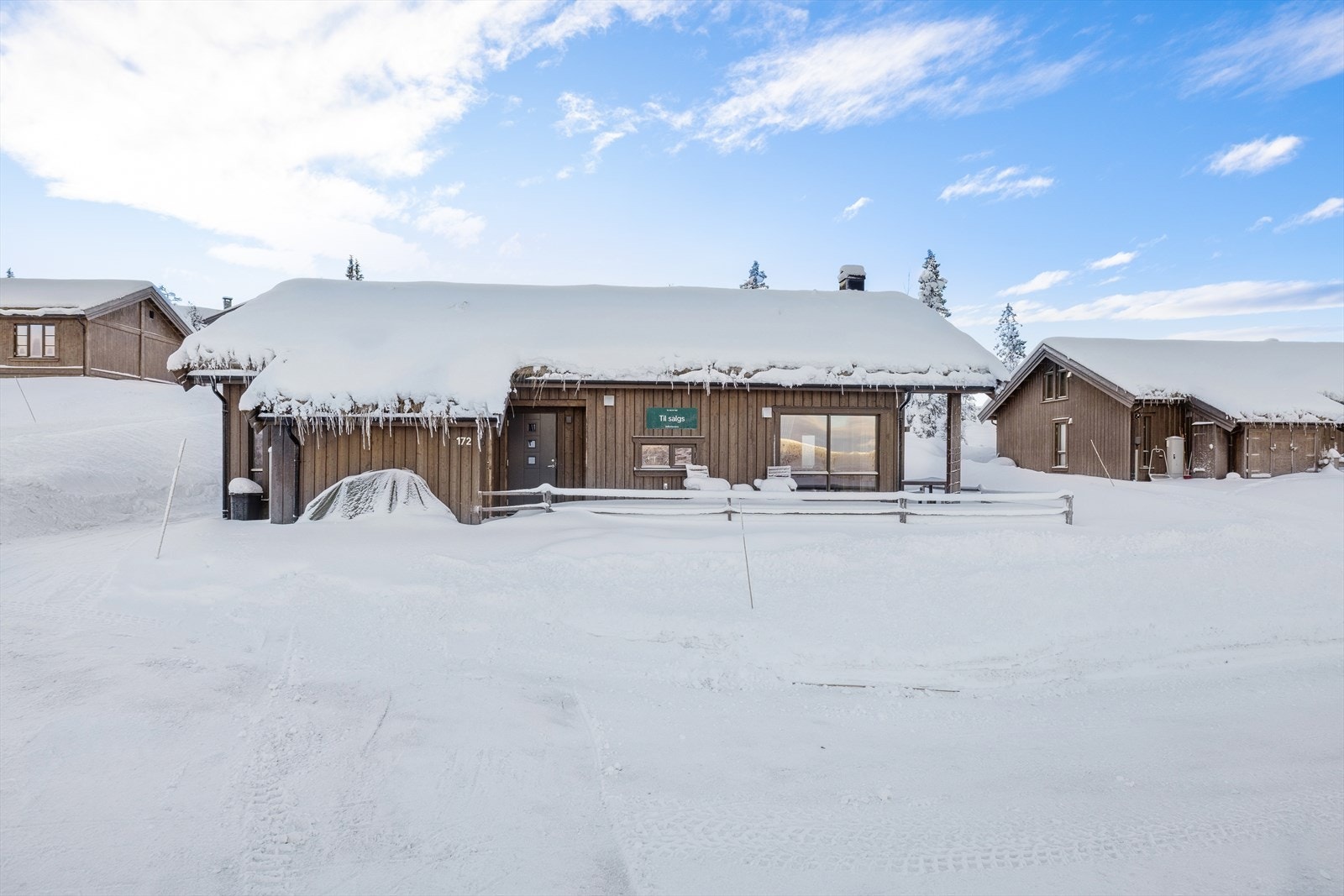 Overbygget terrasse på fremsiden og vestsiden av hytta Galleribilde