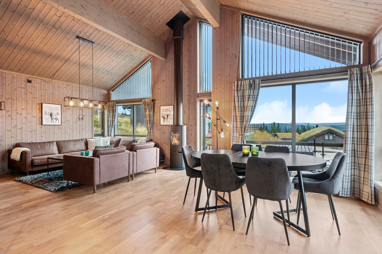 Store vinduer gir flott utsyn mot naturen. Galleribilde