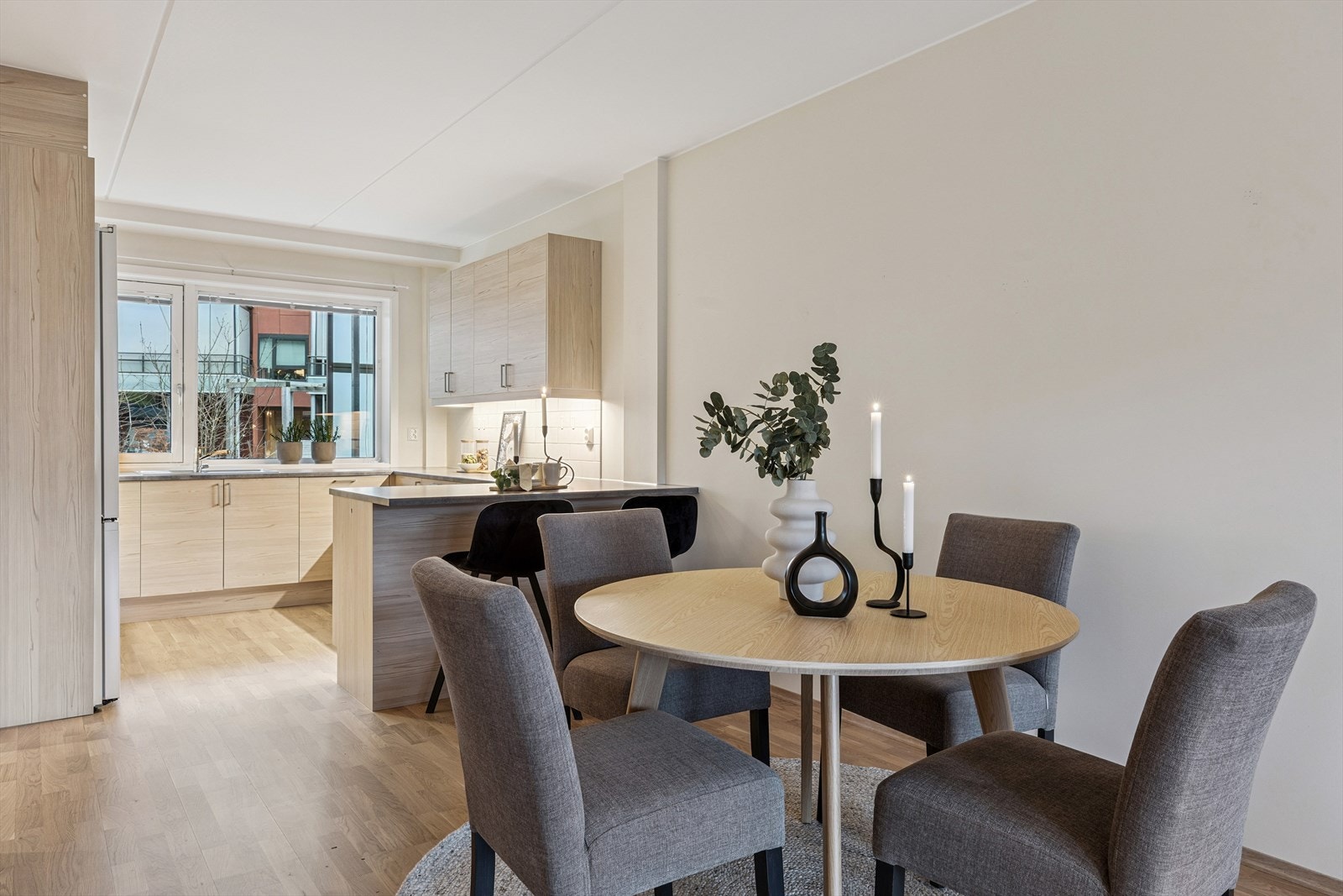 Kjøkkenet er integrert i stueområdet, men har en naturlig avgrensning. Galleribilde