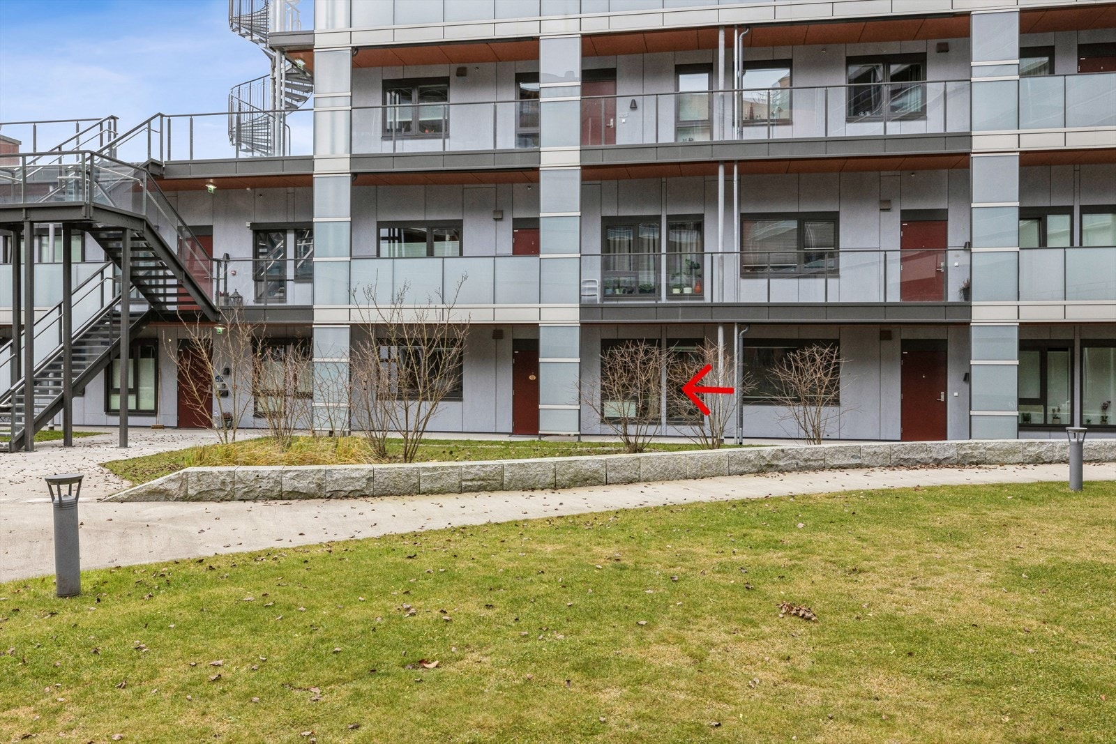 Leiligheten ligger i byggets 4. etasje, men i 1.etasje i atriumet. Galleribilde