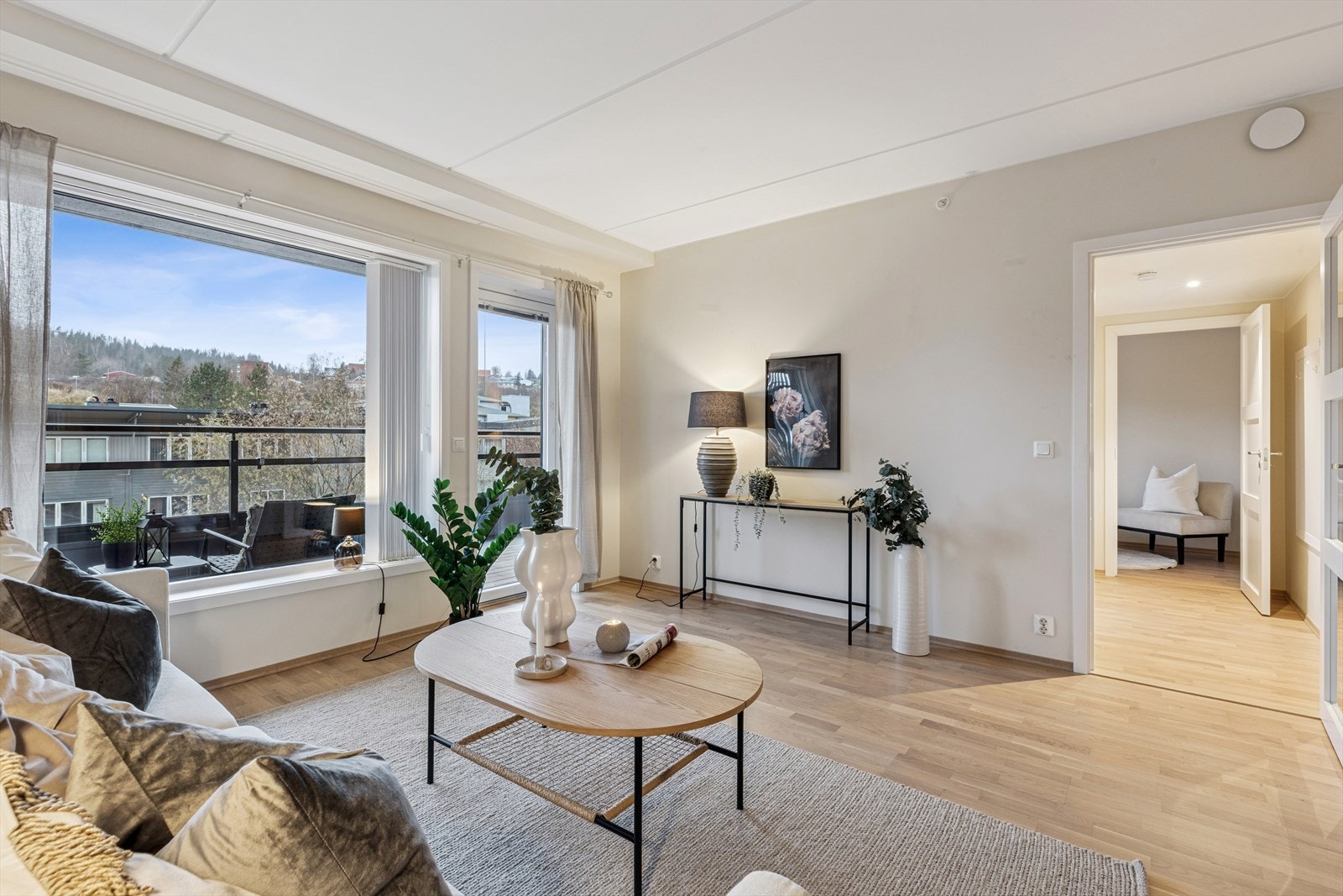 Leiligheten har lyse og tidløse overflater. Galleribilde