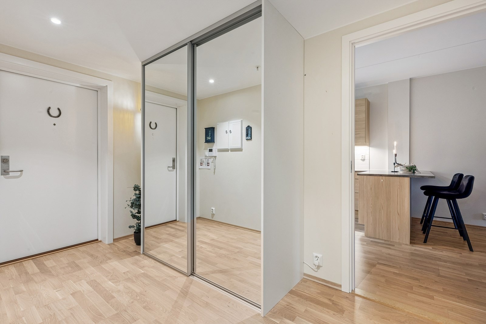 En stor og romslig gang som er innredet med skyvedørsgarderobe. Galleribilde