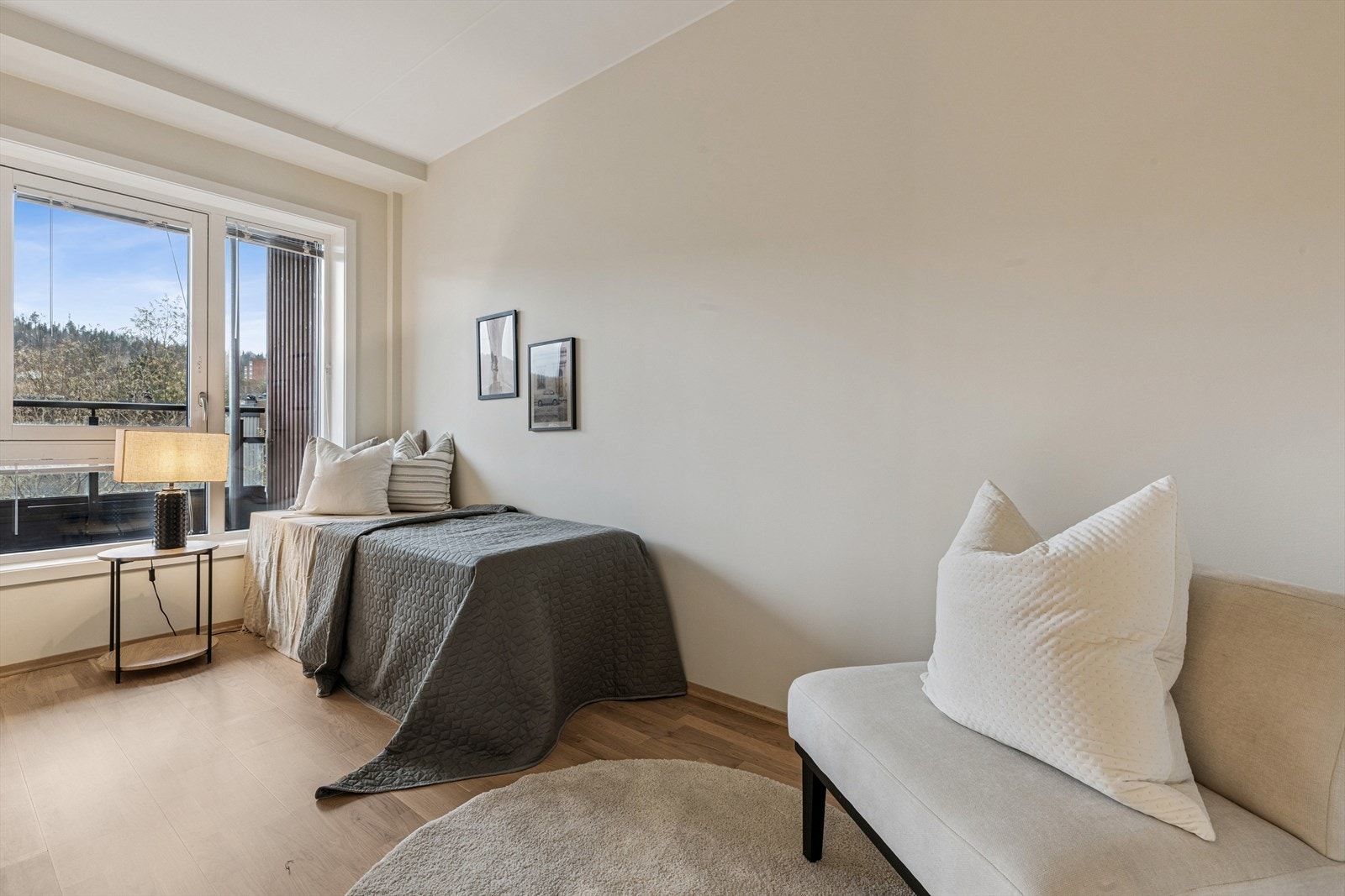 Leiligheten har tre soverom i ulike størrelser, noe som gir stor fleksibilitet. Galleribilde