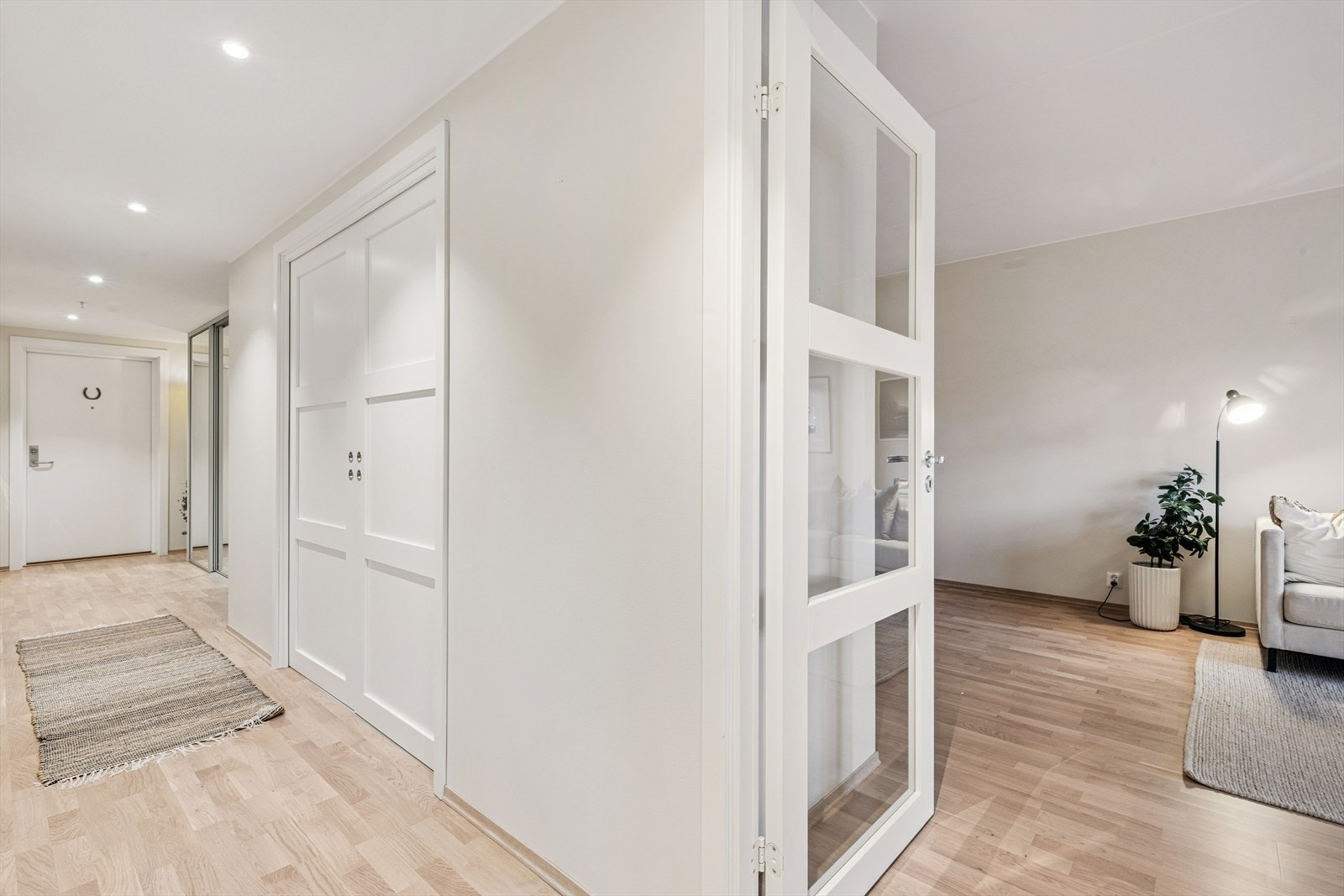 Bak skyvedørene er det en romslig bod som egner seg godt for oppbevaring. Galleribilde