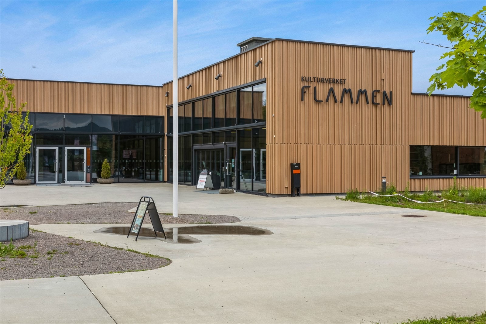 Kulturhuset "Flammen" er kun en liten spasertur unna. Galleribilde