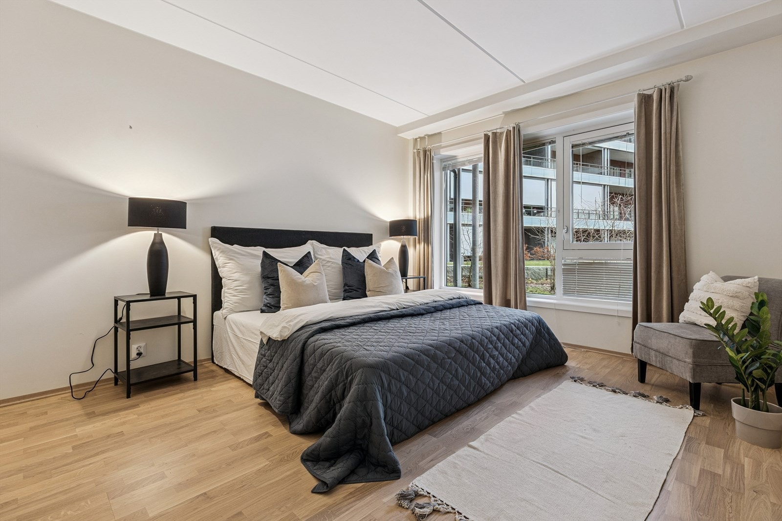 Stort hovedsoverom med adkomst til eget bad. Galleribilde