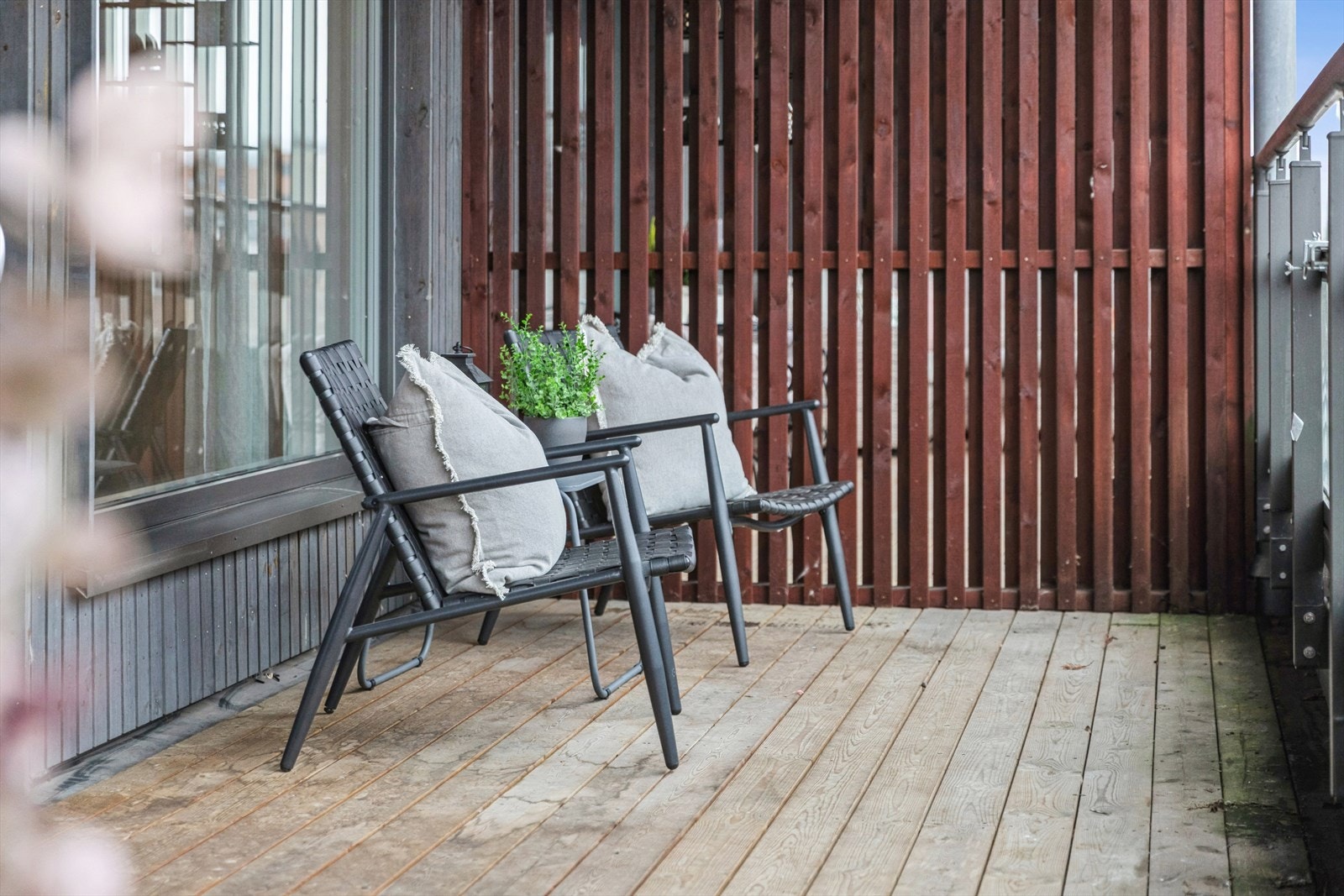 En forlengelse av stuen i sommerhalvåret. Galleribilde