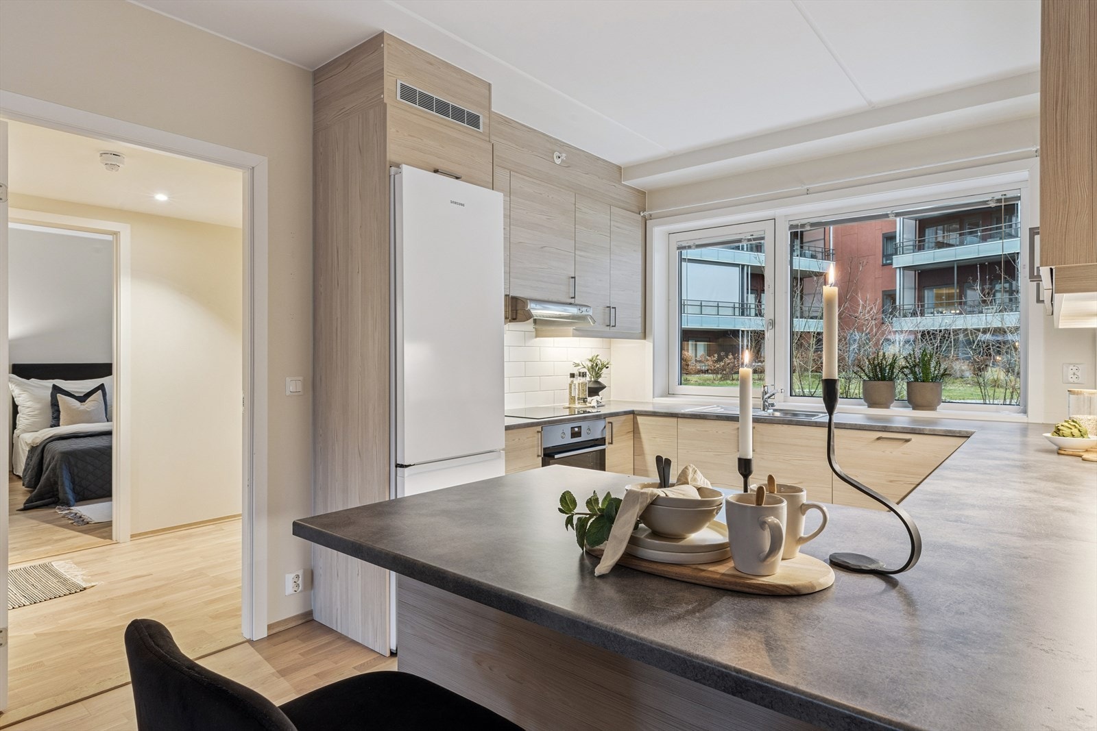 Kjøkkenet er utformet slik at det er enkelt å lage mat samtidig som du er sosial med gjester eller familie. Galleribilde