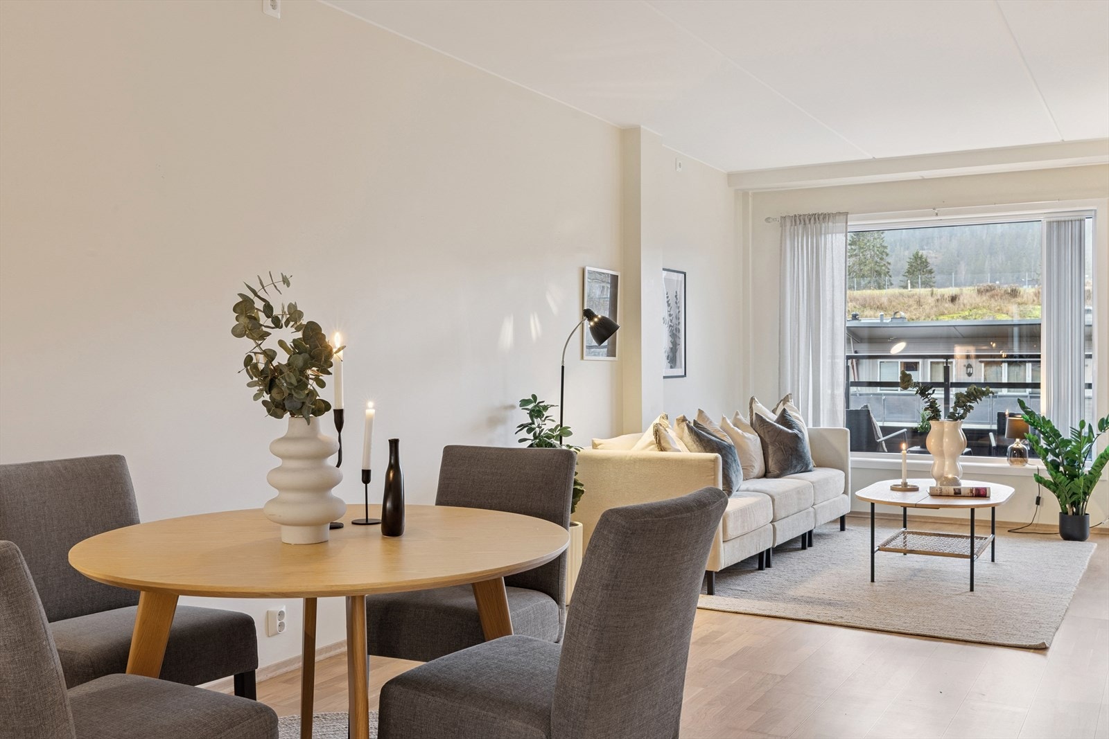 Leiligheten har gode lysforhold. Galleribilde